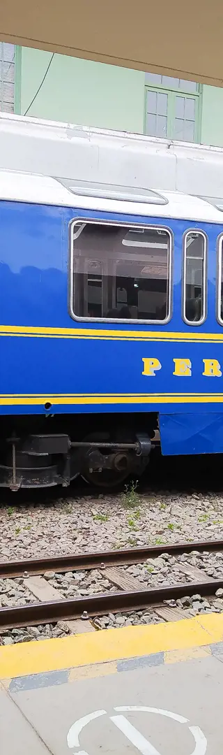 Wunderschöne Zugfahrt durch tiefe Schluchten